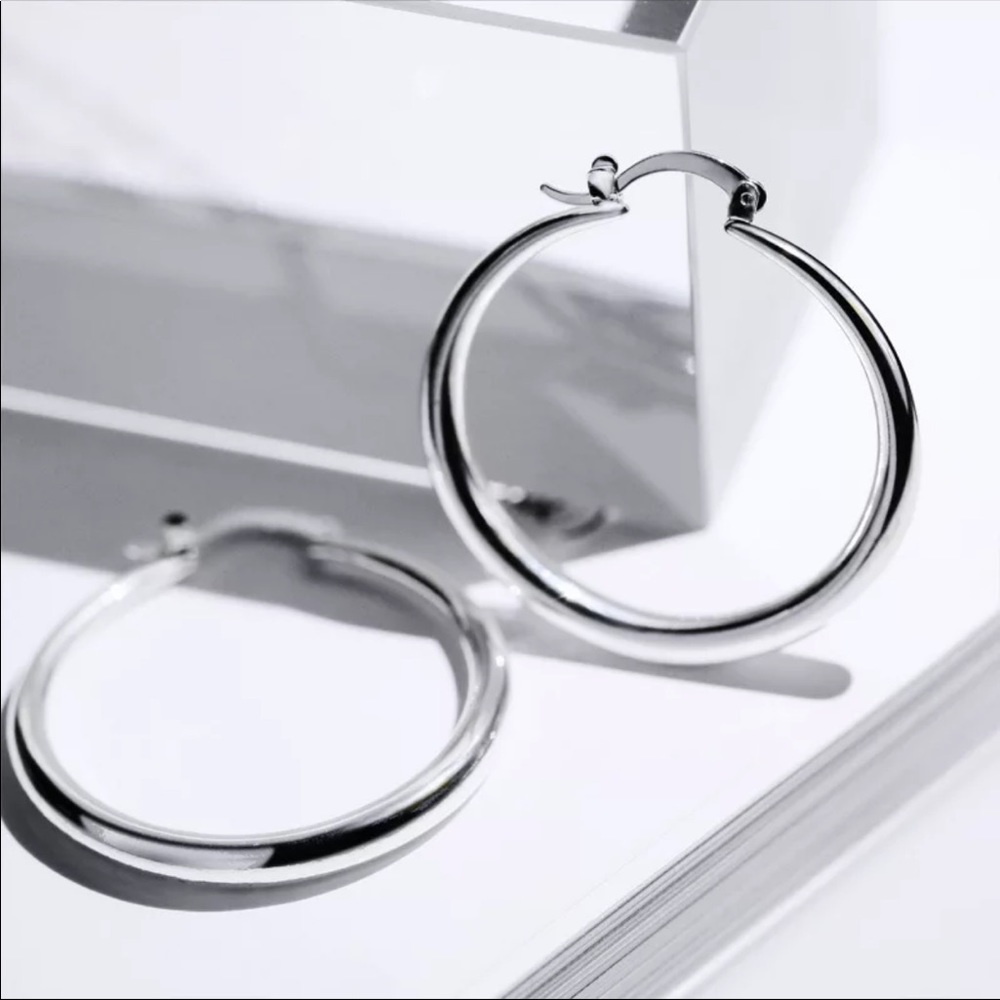 New Womens 18K White Gold Round Hoop Earrings - Picture 1 of 3
